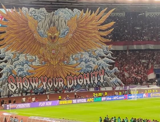 supporter-sepak-bola-dengan-aksi-kreatif-di-tribun