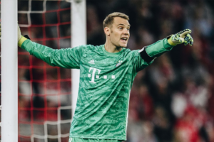 Konsentrasi lini belakang dalam menjaga gawang bersih